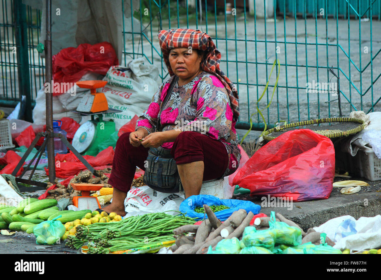 Pekanbaru, Indonesien. 31. März 2016. Traditioneller Marktaktivitäten in Pekanbaru, Riau, Indonesien. Händler beschwerte sich über den Rückgang ihres Umsatzes in den letzten Monaten. Umsatzrückgang aufgrund der rückläufigen Performance in verschiedenen Sektoren, einschließlich Öl und Gas, Palmöl-Sektor ist das Rückgrat der Wirtschaft in Riau, Indonesien. © Dedy Sutisna/Riau Bilder/pazifische Presse/Alamy Live News Stockfoto