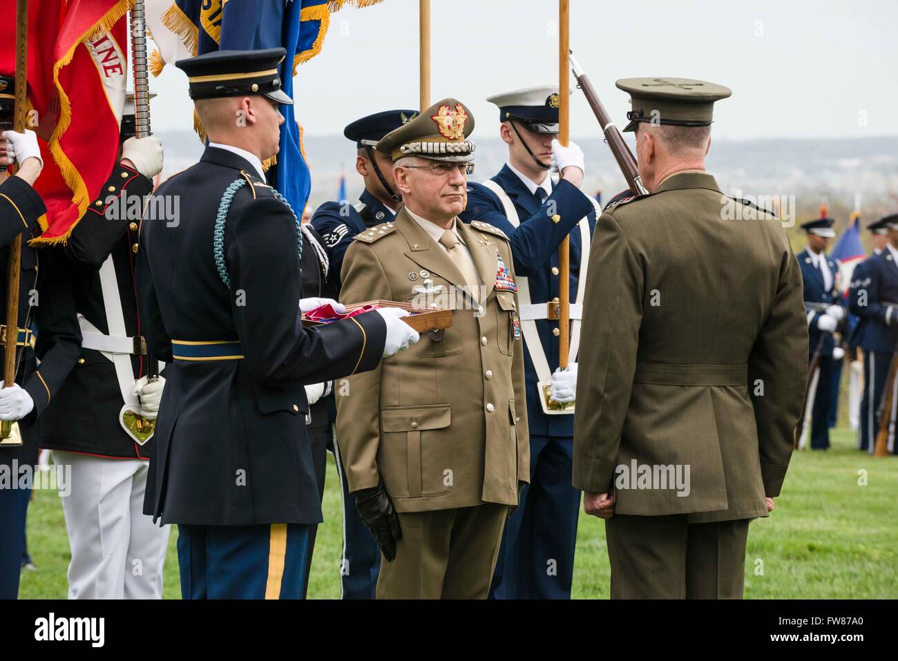 US Joint Chiefs Chairman General Joseph F. Dunford Jr. präsentiert der Legion Of Merit, Chief of Defense für italienische Streitkräfte General Claudio Graziano während einer vollen Ehren-Zeremonie am Whipple Feld Joint Base Myer-Henderson Hall 31. März 2016 in Arlington, Virginia. Stockfoto