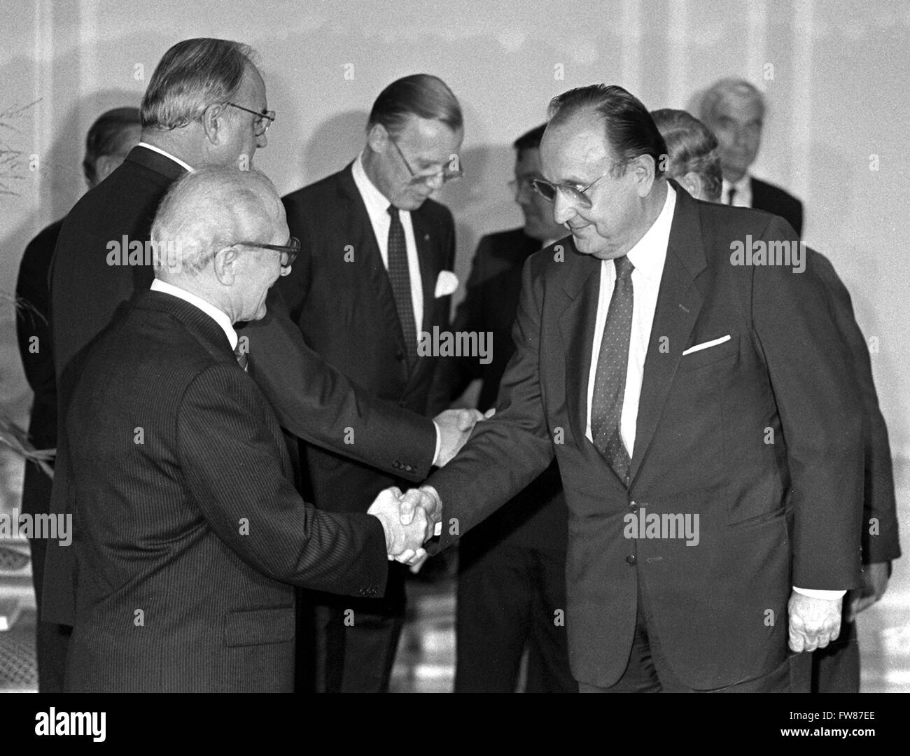 Erich Honecker aus der Deutschen Demokratischen Republik (l) begrüßt Bundes deutschen Außenminister Hans-Dietrich Genscher (FDP) in Bad Godesberg am 7. September 1987. Stockfoto
