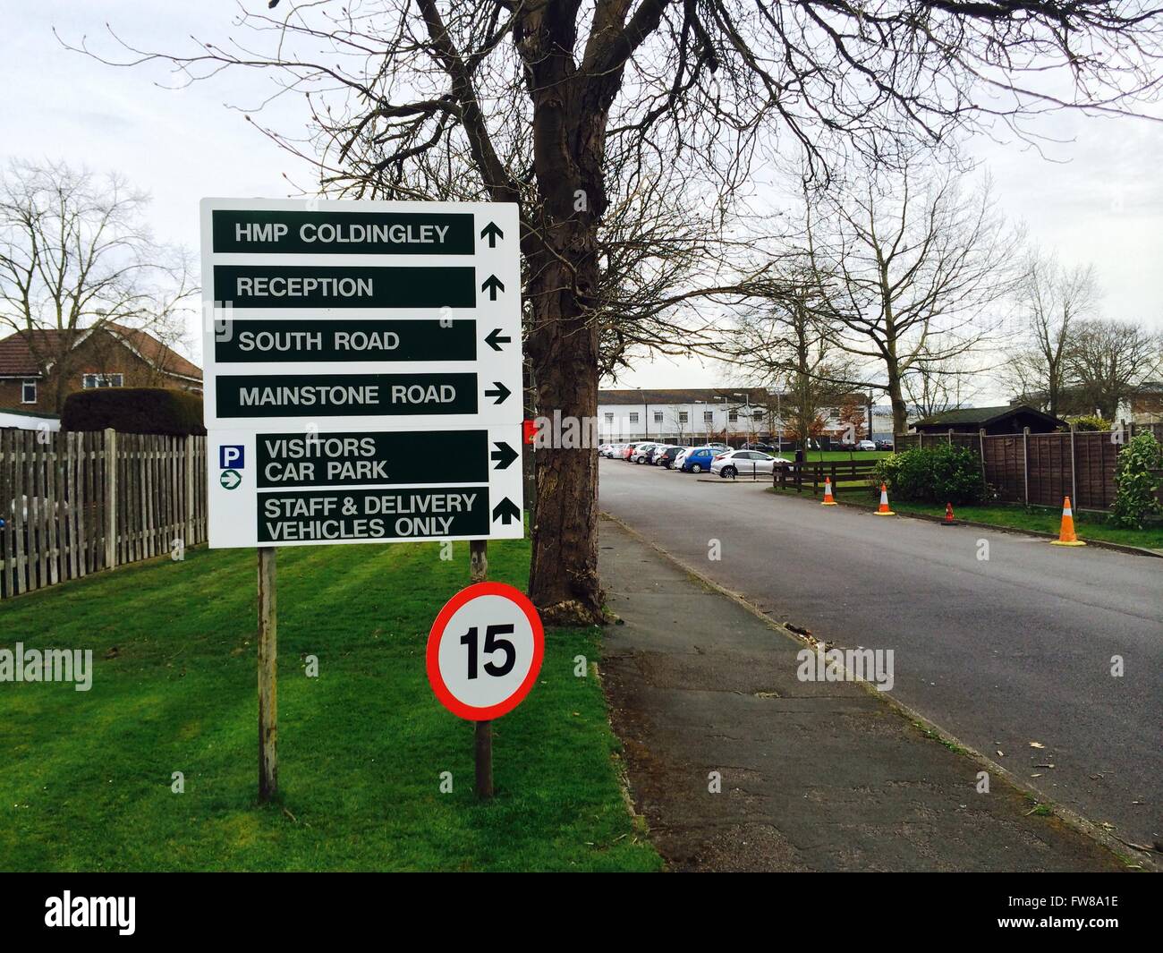 Bisley, Surrey, UK. 1. April 2016. Mann stirbt im Gefängnis. Mittagessen Pause Messerangriff in HMP Gefängnis Coldingley Credit: Sophie Tagg/Alamy Live News Stockfoto