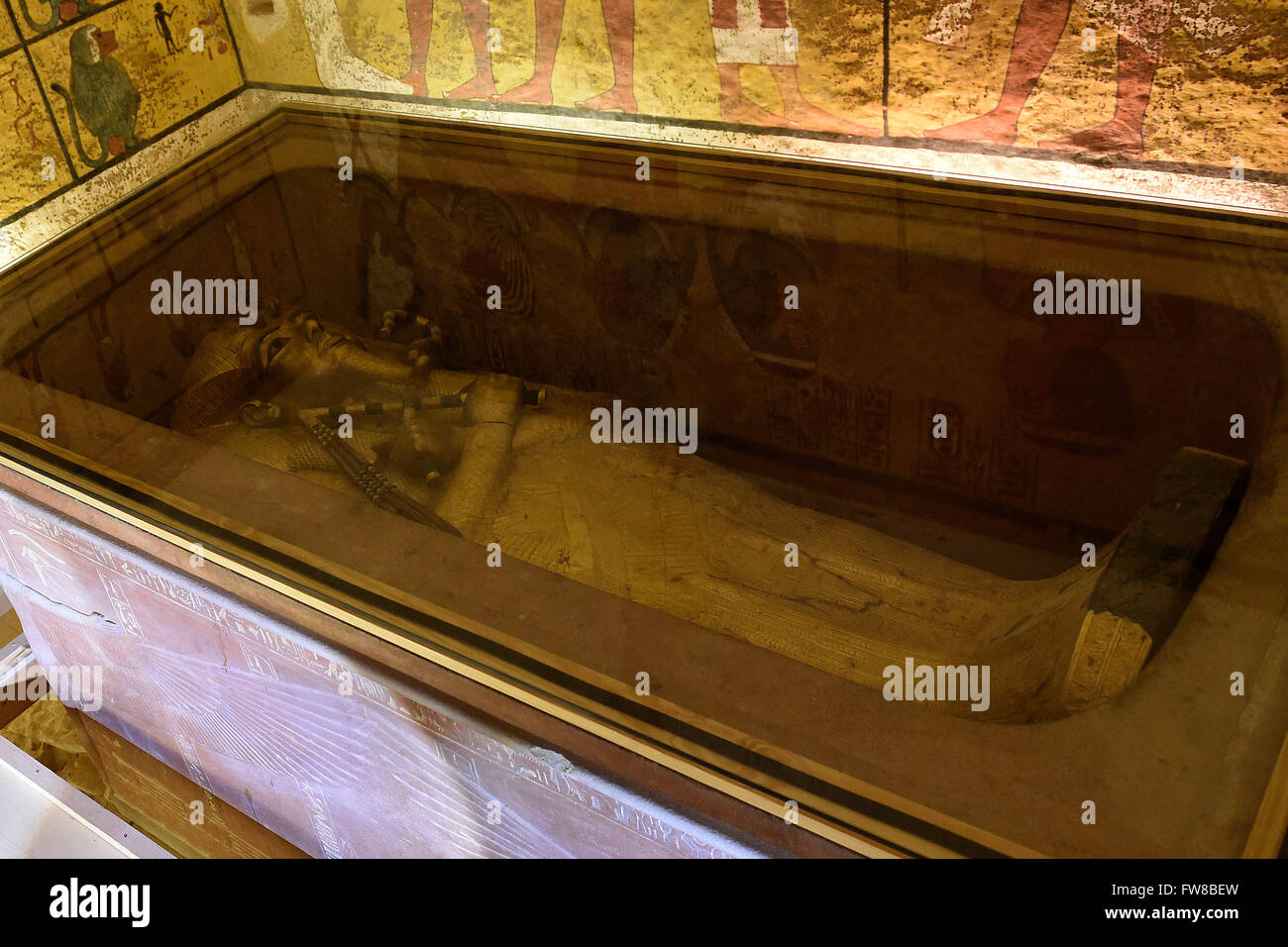 Luxor. 1. April 2016. Foto aufgenommen am 1. April 2016 zeigt den goldenen Sarkophag König Tutankhamun in seiner Grabkammer in das Tal der Könige, Luxor, Ägypten. Ägyptischen und ausländischen Archäologen abgeschlossen Freitag einen umfangreicheren Scannen-Vorgang der beiden neu entdeckten versteckten Kammern hinter König Tutankhamun Grab im Tal der Könige in Ober-Ägypten-Luxor-Stadt. Die Kammern werden geglaubt, um letzten Platz der Königin Nefertiti aufliegen spielte eine wichtige politische und religiöse Rolle in Ägypten in das 14. Jahrhundert v. Chr. © Zhao Dingzhe/Xinhua/Alamy Live News Stockfoto