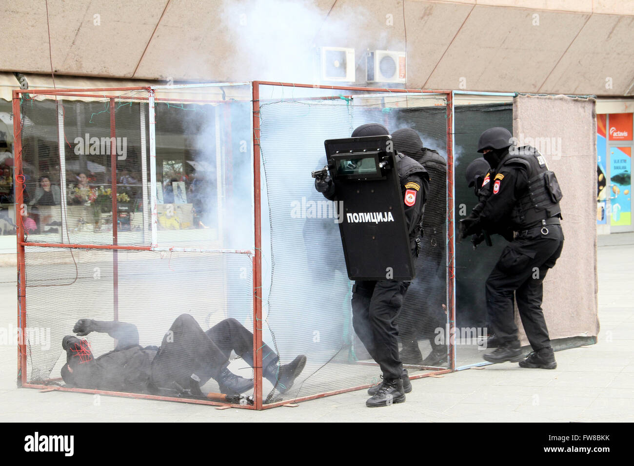 Banja Luka, Bosnien und Herzegowina. 1. April 2016. Mitglieder der Spezialeinheit der Polizei führen Übung in Banja Luka, Bosnien und Herzegowina, am 1. April 2016. © Borislav Zdrinja/Xinhua/Alamy Live-Nachrichten Stockfoto