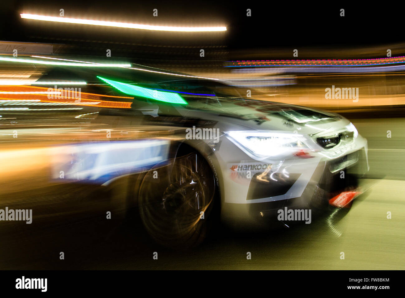 Towcester, Northamptonshire, UK. 1. April 2016. Bleekemolen Seat Leon EuroCup Racer verlassen die Box während der Nacht Praxis von der Hankook-24-Stunden-Tourenwagen-Serie in Silverstone-Team (Foto: Gergo Toth / Alamy Live News) Stockfoto