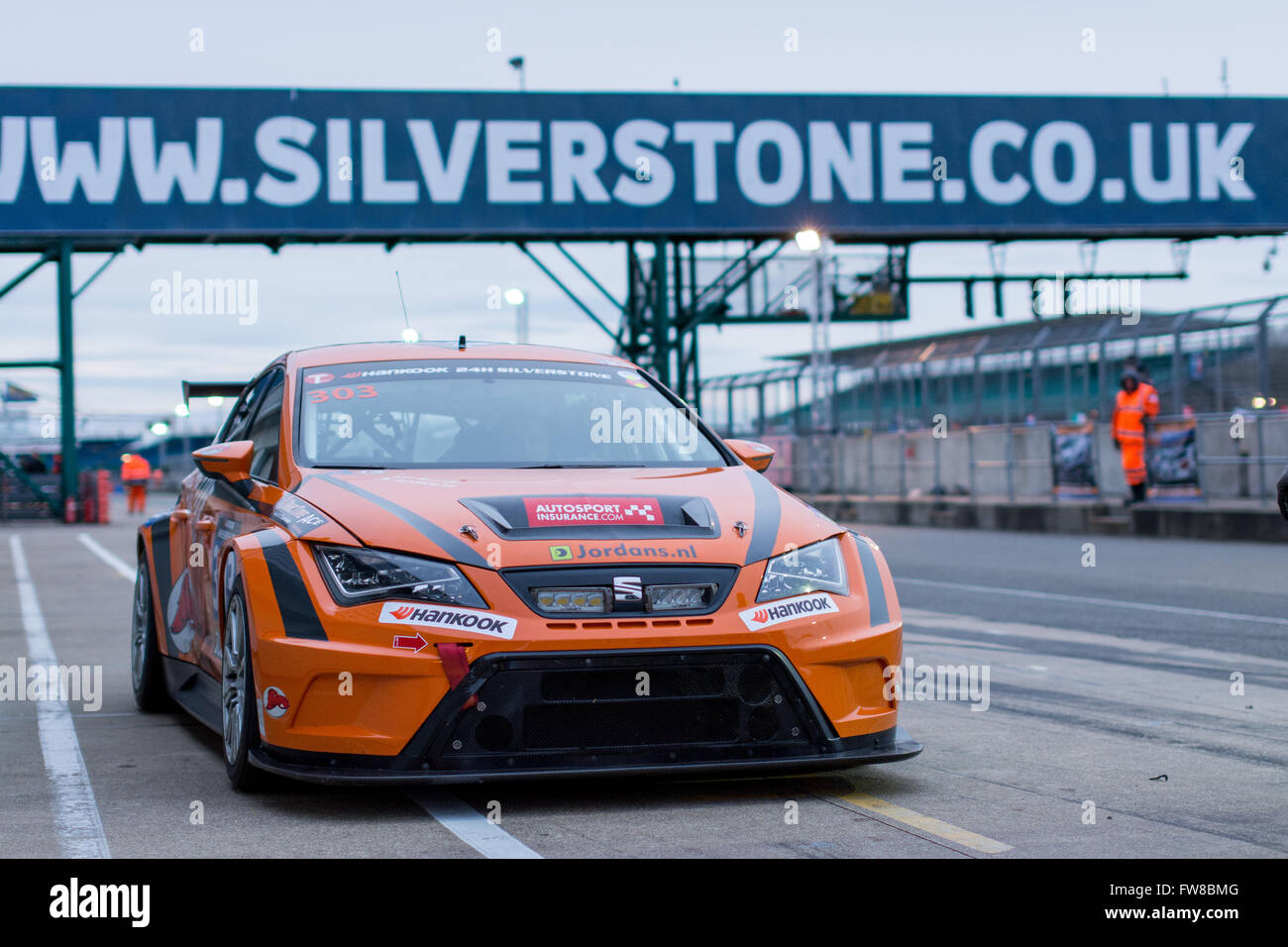 Towcester, Northamptonshire, UK. 1. April, 2016.Red Kamel-Jordans.nl Seat Leon EuroCup Racer in der Box während der Nacht Praxis von der Hankook-24-Stunden-Tourenwagen-Serie in Silverstone (Foto: Gergo Toth / Alamy Live News) Stockfoto