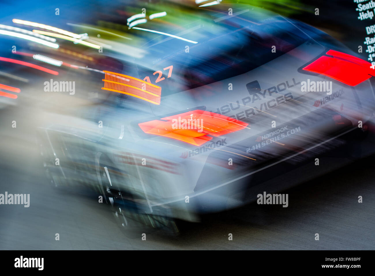 Towcester, Northamptonshire, UK. 1. April 2016.  Bleekemolen Seat Leon Cup Racer verlassen die Box während der Nacht Praxis von der Hankook-24-Stunden-Tourenwagen-Serie in Silverstone-Team (Foto: Gergo Toth / Alamy Live News) Stockfoto