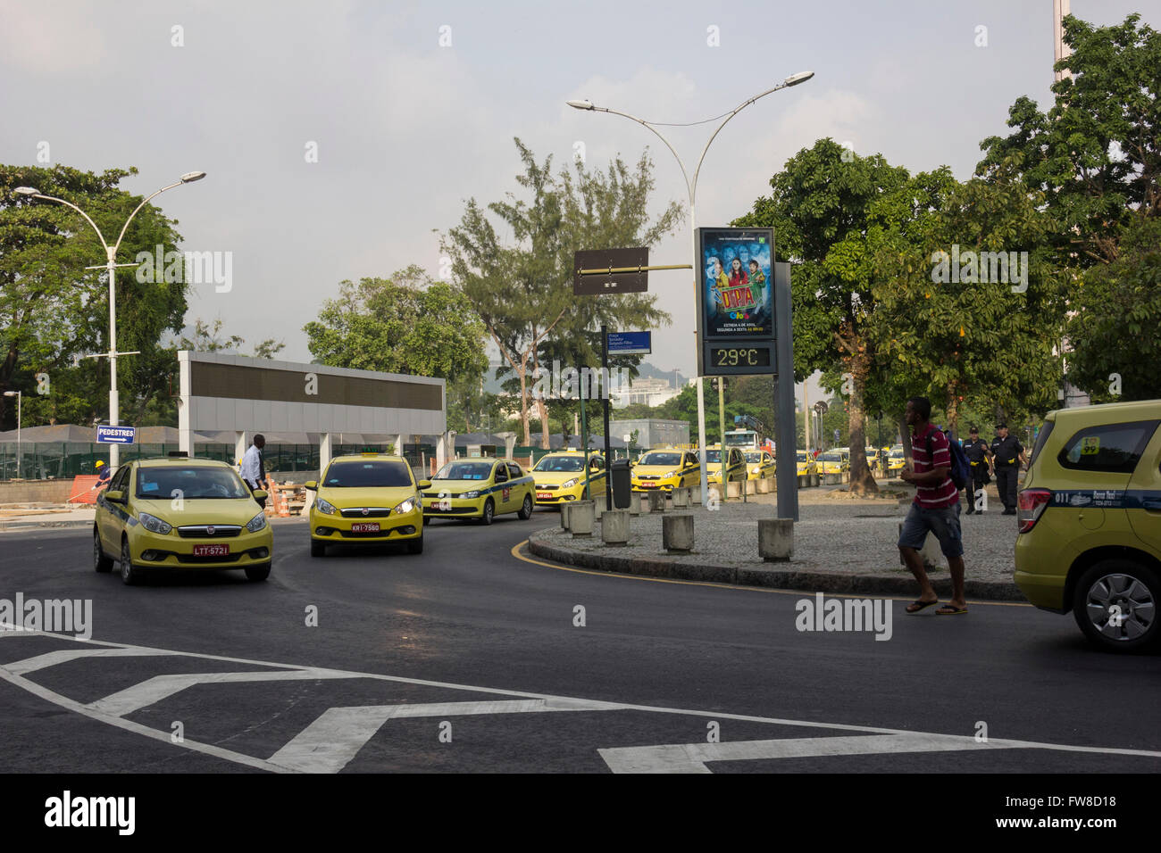 Rio De Janeiro, Brasilien. 1. April 2016. Hunderte von Taxis in Rio De Janeiro statt einen Protest von großen Ausmaßen, der Verkehr in der Stadt im Laufe des Tages wie gelähmt. Die Taxifahrer protestierten gegen eine gerichtliche Entscheidung zur Ermächtigung des Betriebs von Uber in der Stadt. Bildnachweis: Luiz Souza/Alamy Live-Nachrichten Stockfoto