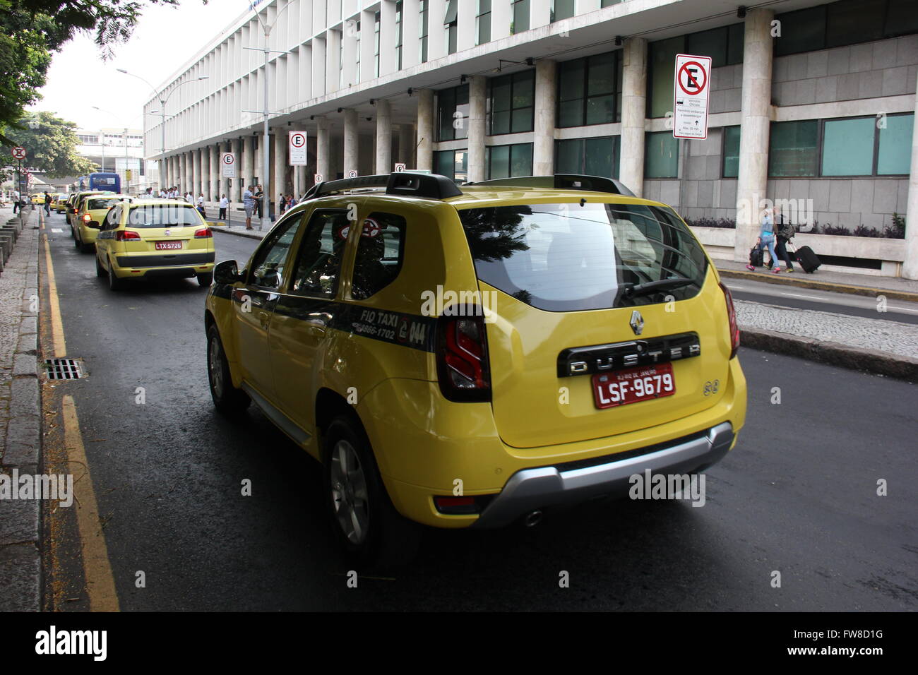 Rio De Janeiro, Brasilien. 1. April 2016. Hunderte von Taxis in Rio De Janeiro statt einen Protest von großen Ausmaßen, der Verkehr in der Stadt im Laufe des Tages wie gelähmt. Die Taxifahrer protestierten gegen eine gerichtliche Entscheidung zur Ermächtigung des Betriebs von Uber in der Stadt. Bildnachweis: Luiz Souza/Alamy Live-Nachrichten Stockfoto