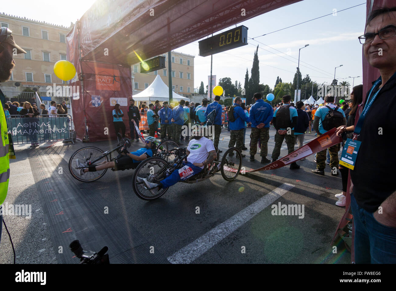 Zwei Behinderte Athleten, die darauf warten, das Rennen zu starten. Zum ersten Mal gab es auf Rollstühle bei konkurrierenden Athleten. 5. Athen-Halbmarathon statt, mit den Läufern, die durch das historische Stadtzentrum und Hauptstraßen. (Foto von Kostas Pikoulas/Pacific Press) Stockfoto