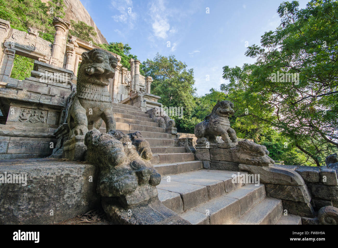 Diese steinernen Löwen an der Seite der Treppe wird dargestellt, auf der zehn Rupien Note in Sri Lanka Stockfoto