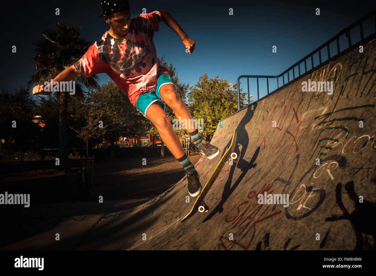 Junger Mann Rollschuhlaufen an einen Skate-park Stockfoto
