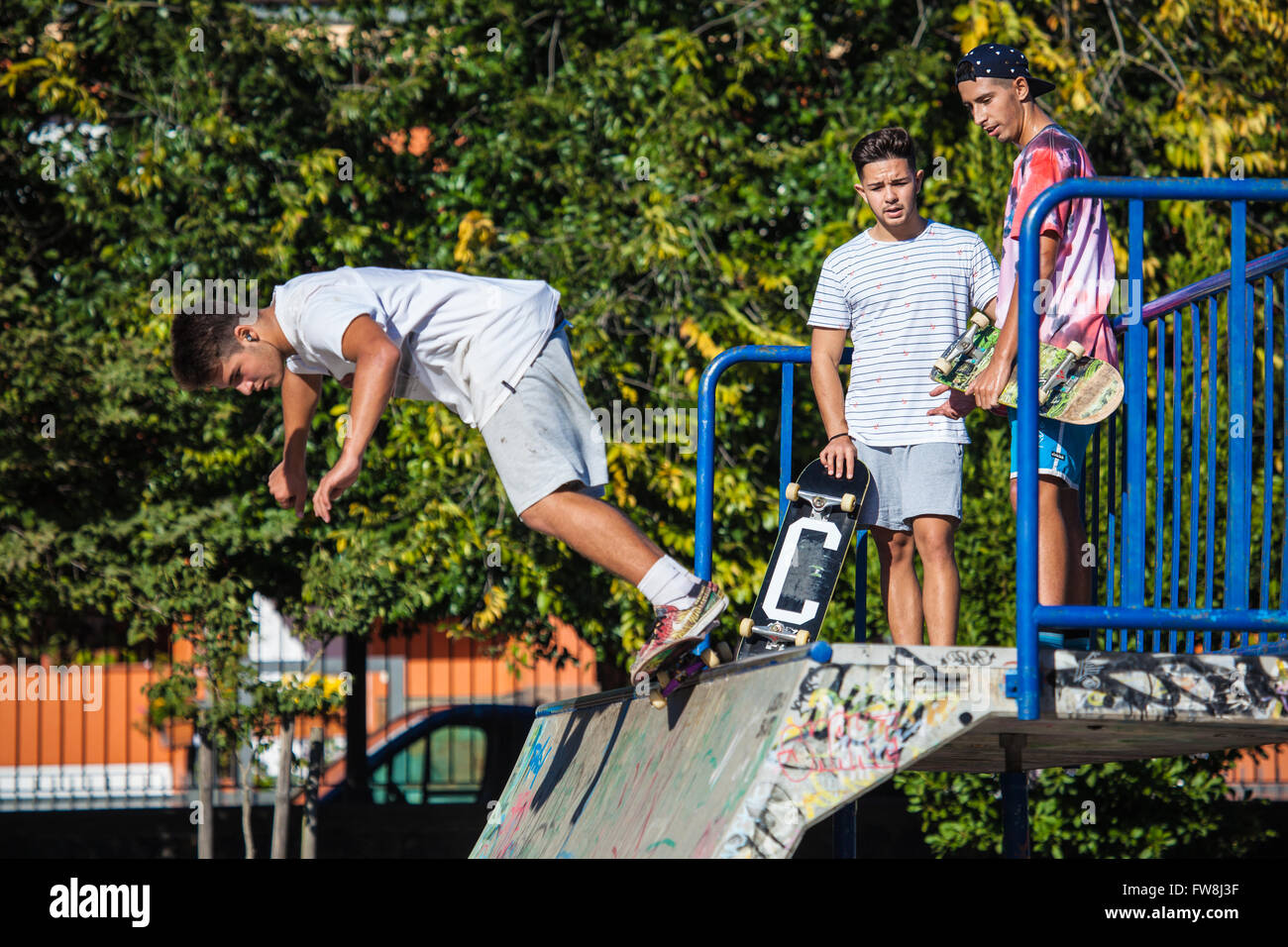 Junger Mann Rollschuhlaufen an einen Skate-park Stockfoto