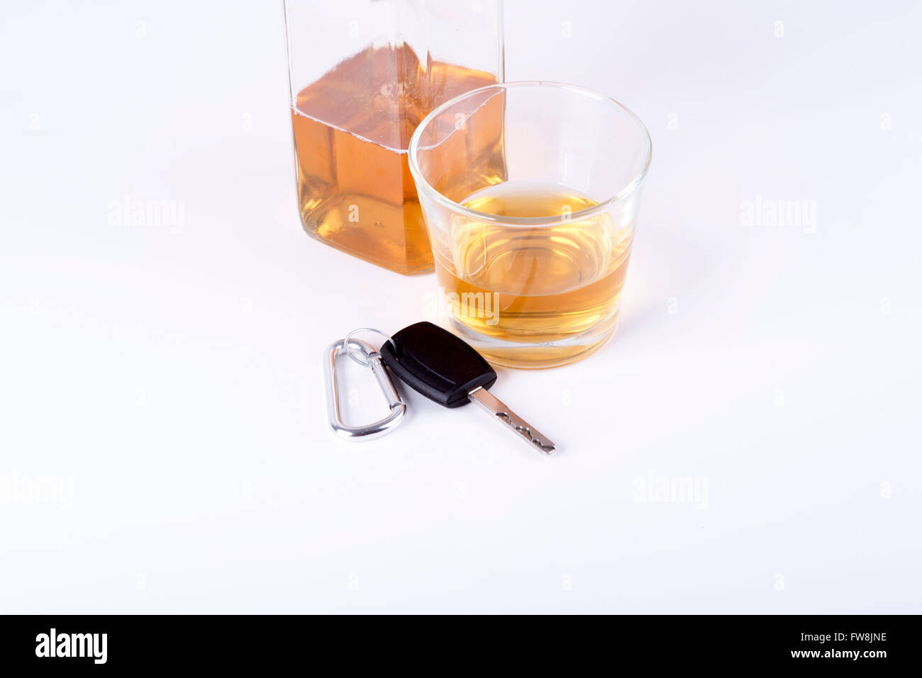 Foto auf den weißen Hintergrund Alkohol, Schlüssel... Stockfoto
