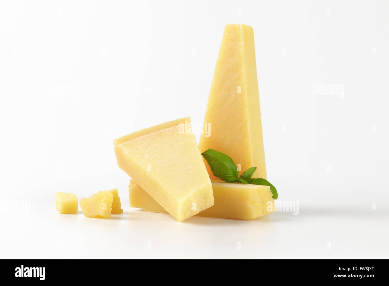 Keile aus frischem Parmesan auf weißem Hintergrund Stockfoto