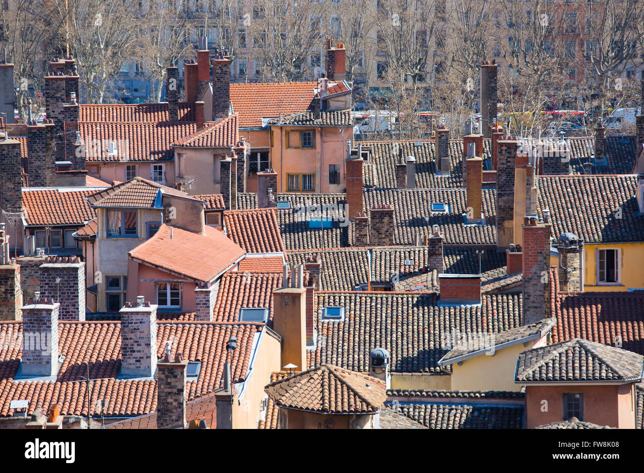 Luftaufnahme der gefliesten Dächer und Schornsteine der Altstadt von Lyon, Frankreich. Stockfoto