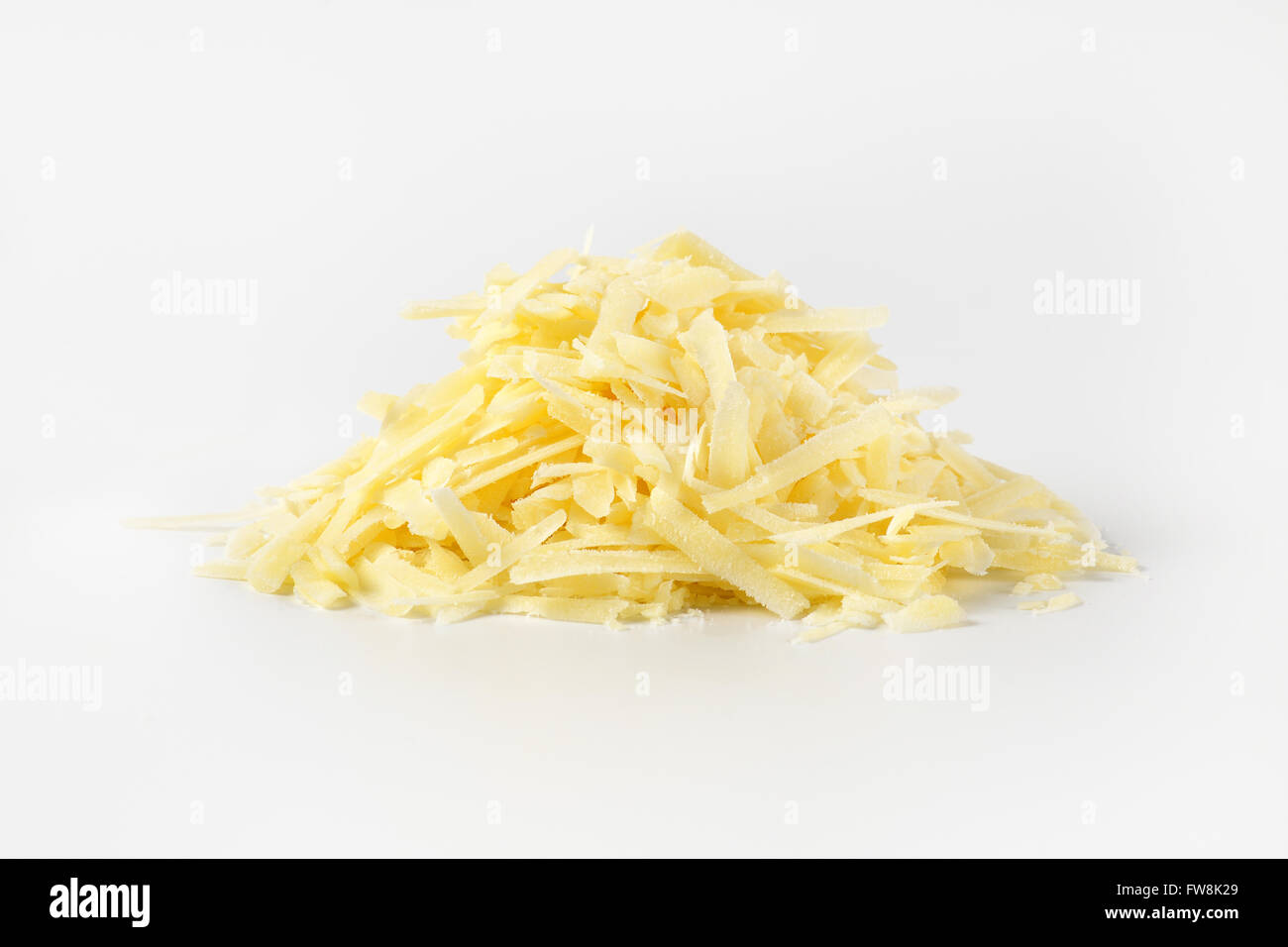 Haufen von frisch geriebener Parmesan-Käse auf weißem Hintergrund Stockfoto