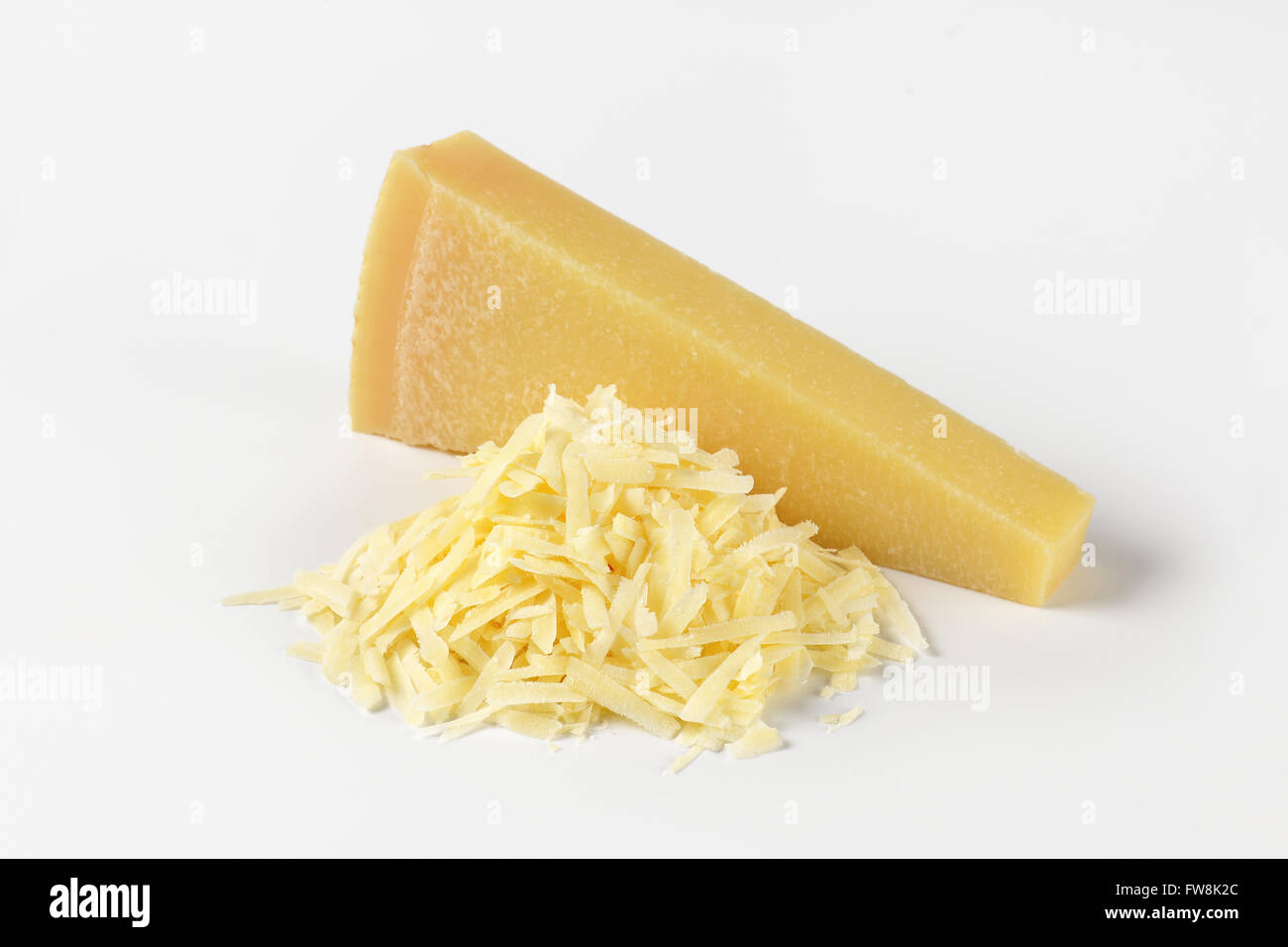 ganze und geriebenem Parmesan-Käse auf weißem Hintergrund Stockfoto