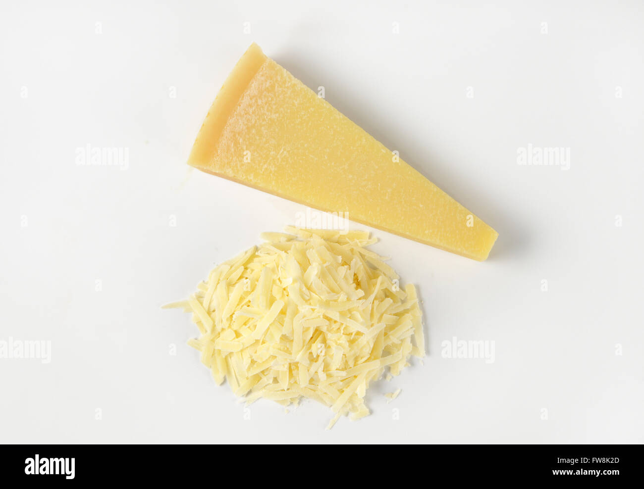 ganze und geriebenem Parmesan-Käse auf weißem Hintergrund Stockfoto