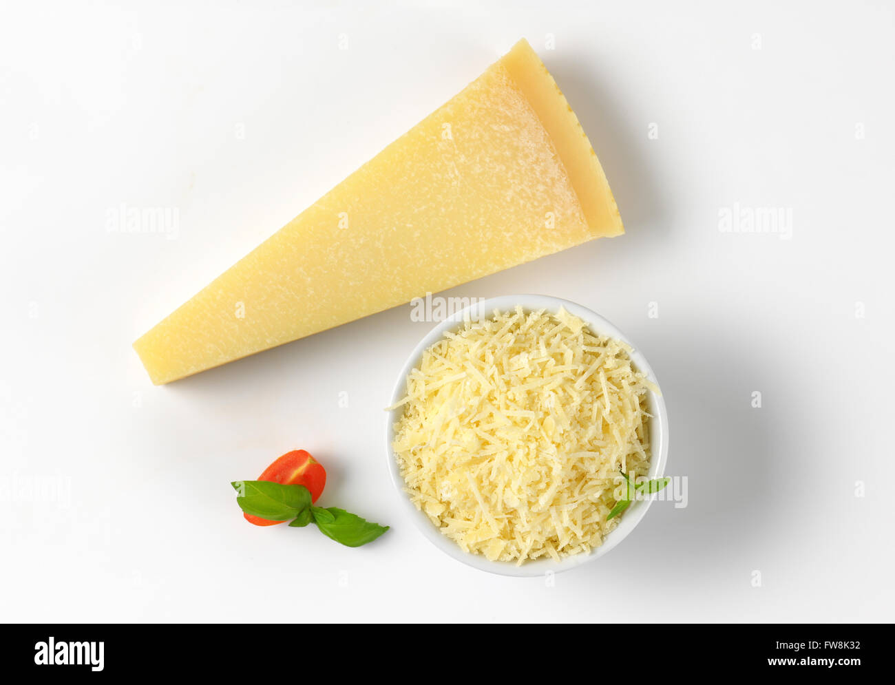 ganze und geriebenem Parmesan-Käse auf weißem Hintergrund Stockfoto