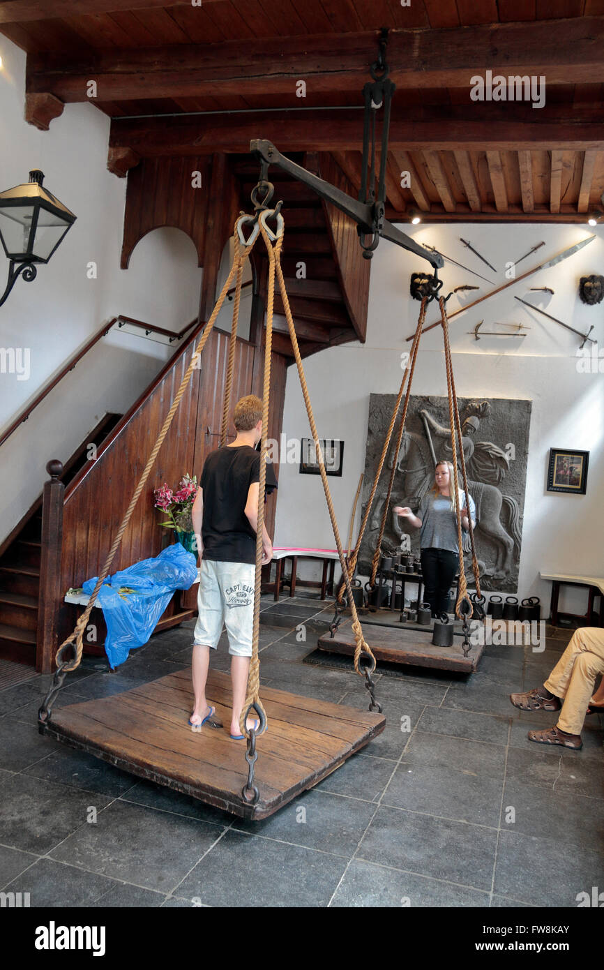 Die Heksenwaag (Hexen-Skala) im Haus mit einem Gewicht von in Oudewater, Utrecht, Niederlande. Stockfoto