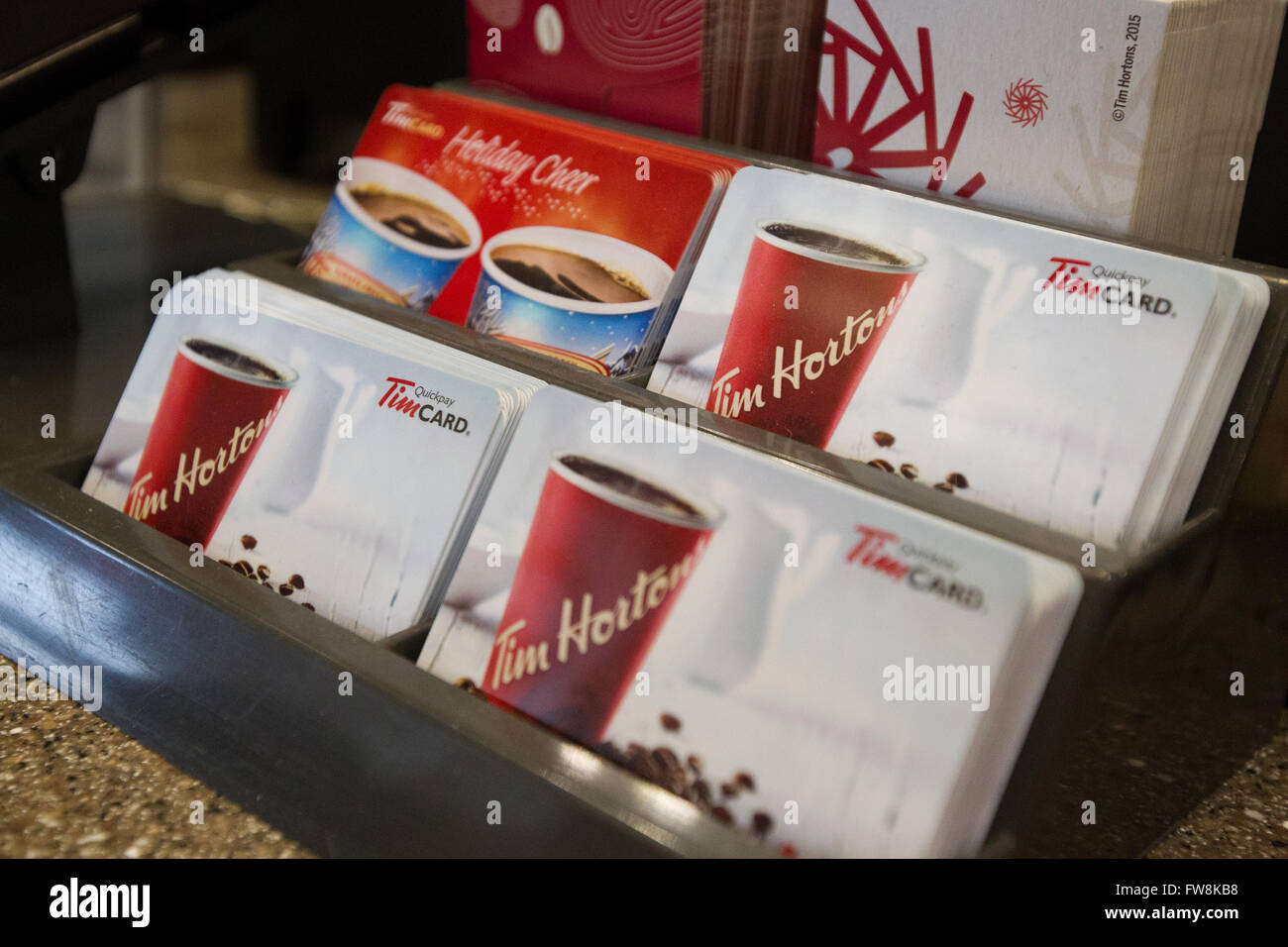 Tim Hortons Kaffee Tassen auf der Tim Hortons Café in Napanee, Ontario, auf Samstag, 6. Februar 2016. Stockfoto