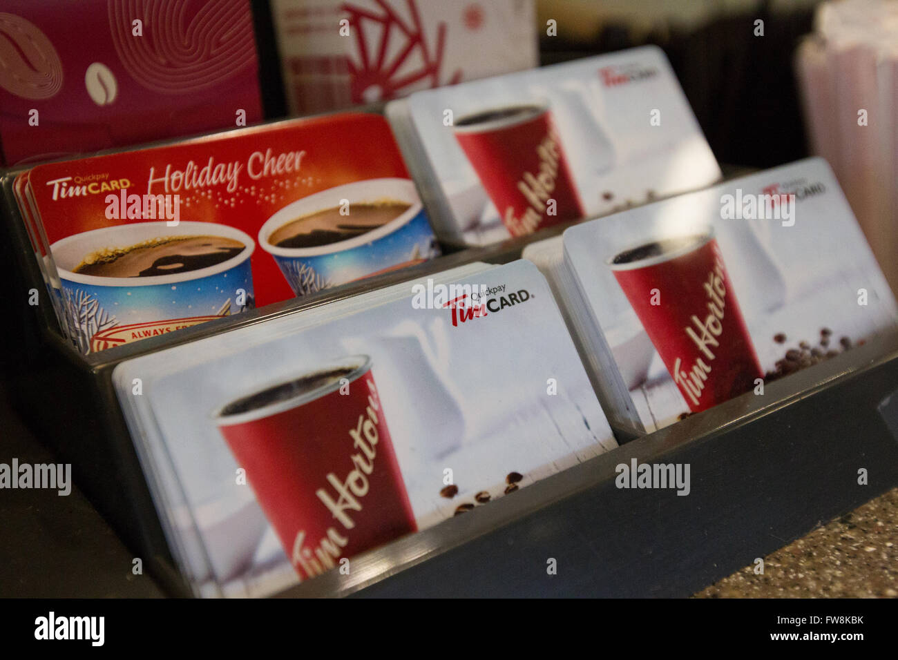 Tim Hortons Kaffee Tassen auf der Tim Hortons Café in Napanee, Ontario, auf Samstag, 6. Februar 2016. Stockfoto