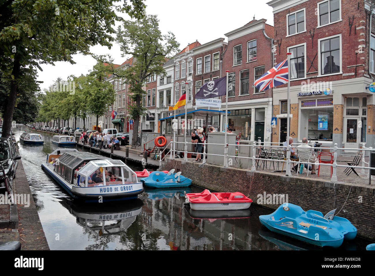Eine geführte Boot Tour Touristenboot auf einem Kanal in Delft, Zuid-Holland, Niederlande. Stockfoto