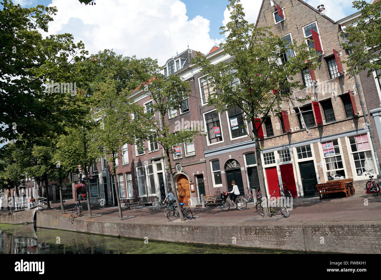 Seitlicher Blick auf Kanal Seite Unterkünfte in Delft, Zuid-Holland, Niederlande. Stockfoto