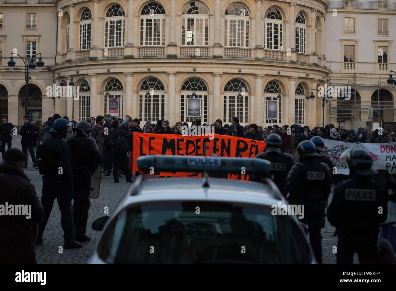 Frankreich-Rennes, März 15,2016 Studenten versammelten sich in der Mitte von Rennes, Dienstag Abend. Sie protestieren gegen das Gesetz El Khomri.  Foto: KEVIN NIGLAUT / IMAGESPIC Stockfoto