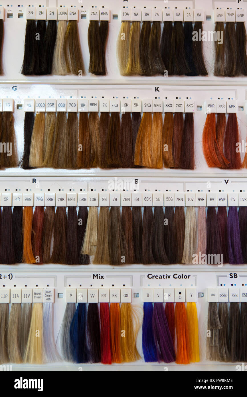 Proben von Haar in einem Friseur-Salon zeigt das Spektrum der Farben, die  in einem Kunden-Haare färben lassen Stockfotografie - Alamy