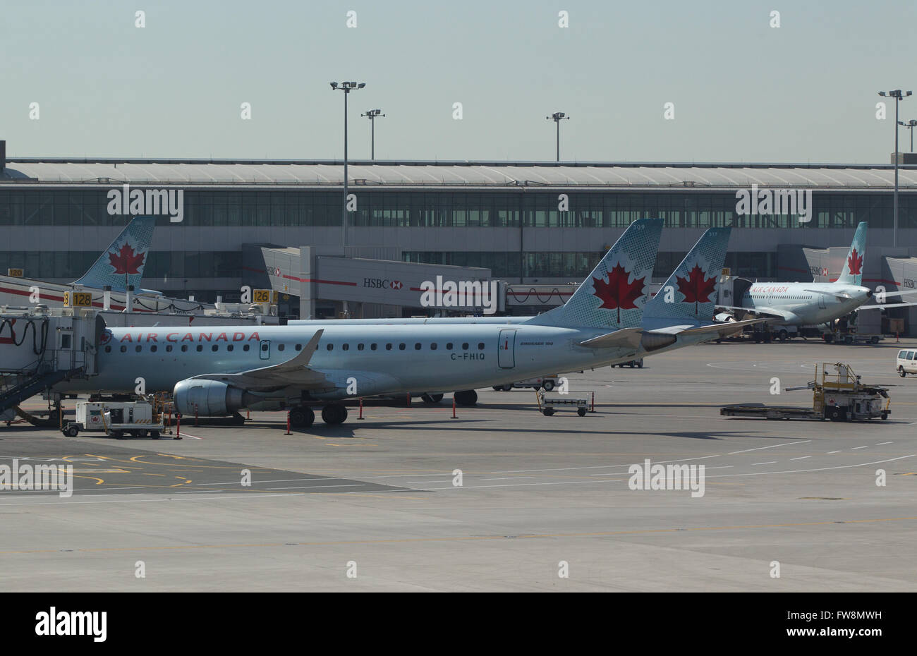 Air Canada Jet auf dem Asphalt sitzt, nach der Ankunft am Flughafen in Toronto, Ontario, Toronto Pearson am Donnerstag, 7. Mai 2015. Stockfoto