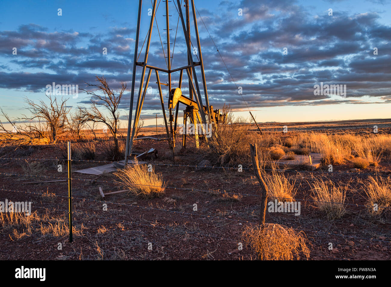 Alte verlassene Ölplattform an einem Brunnen in der Nähe von Winslow, Arizona, USA Stockfoto