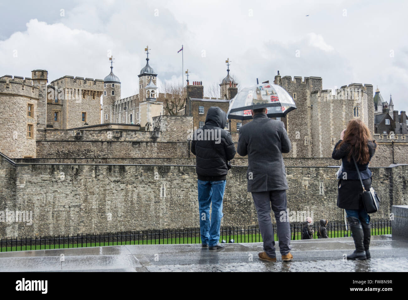 Touristen erkunden den Tower of London in London, Großbritannien Stockfoto