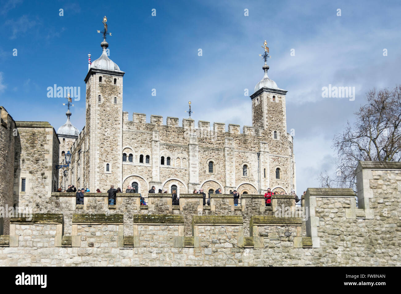 Touristen erkunden die Festungen des Tower of London in der City of London, England, Großbritannien Stockfoto