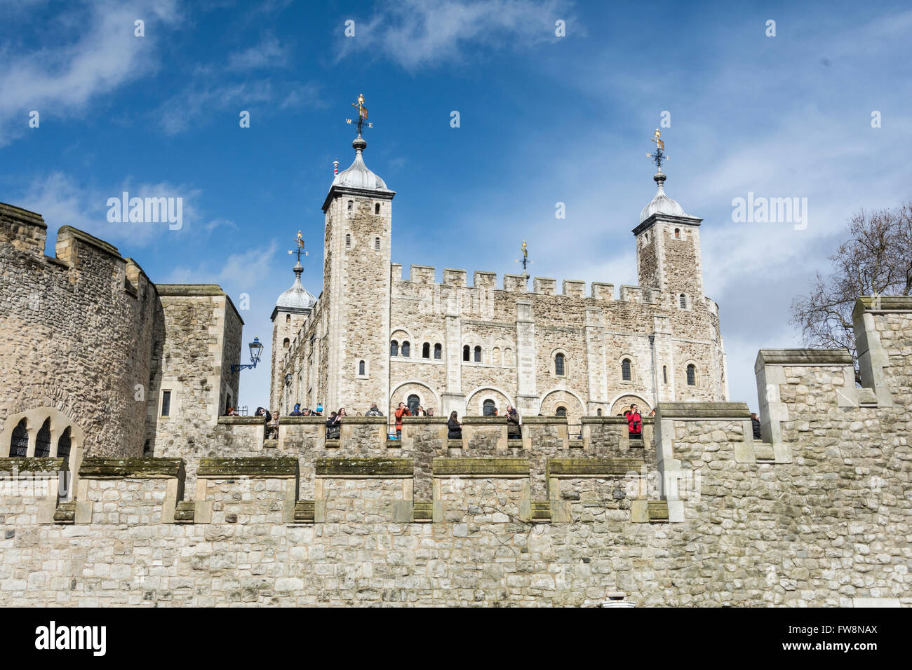 Touristen erkunden den Tower of London in London, Großbritannien Stockfoto