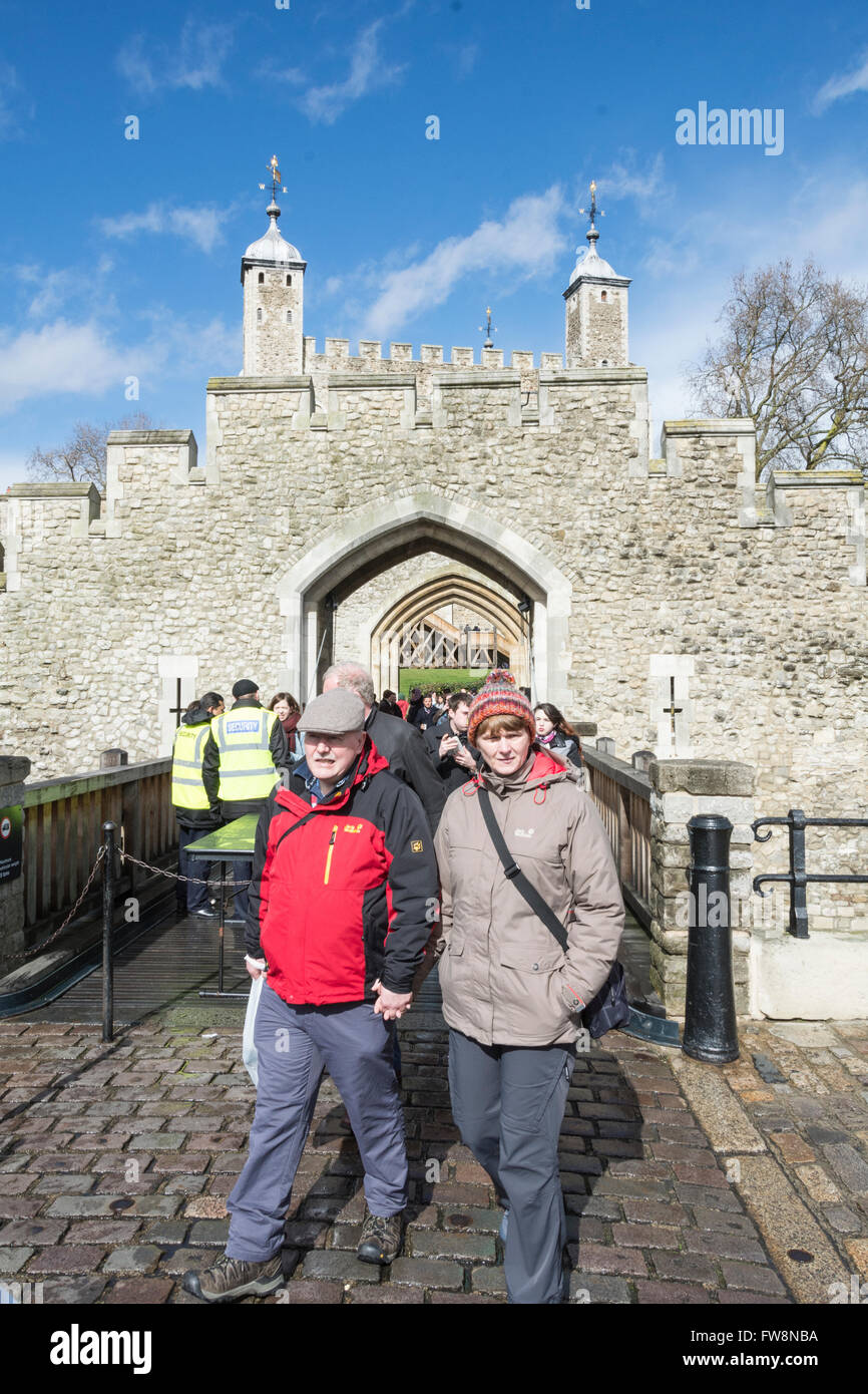 Touristen erkunden den Tower of London in London, Großbritannien Stockfoto
