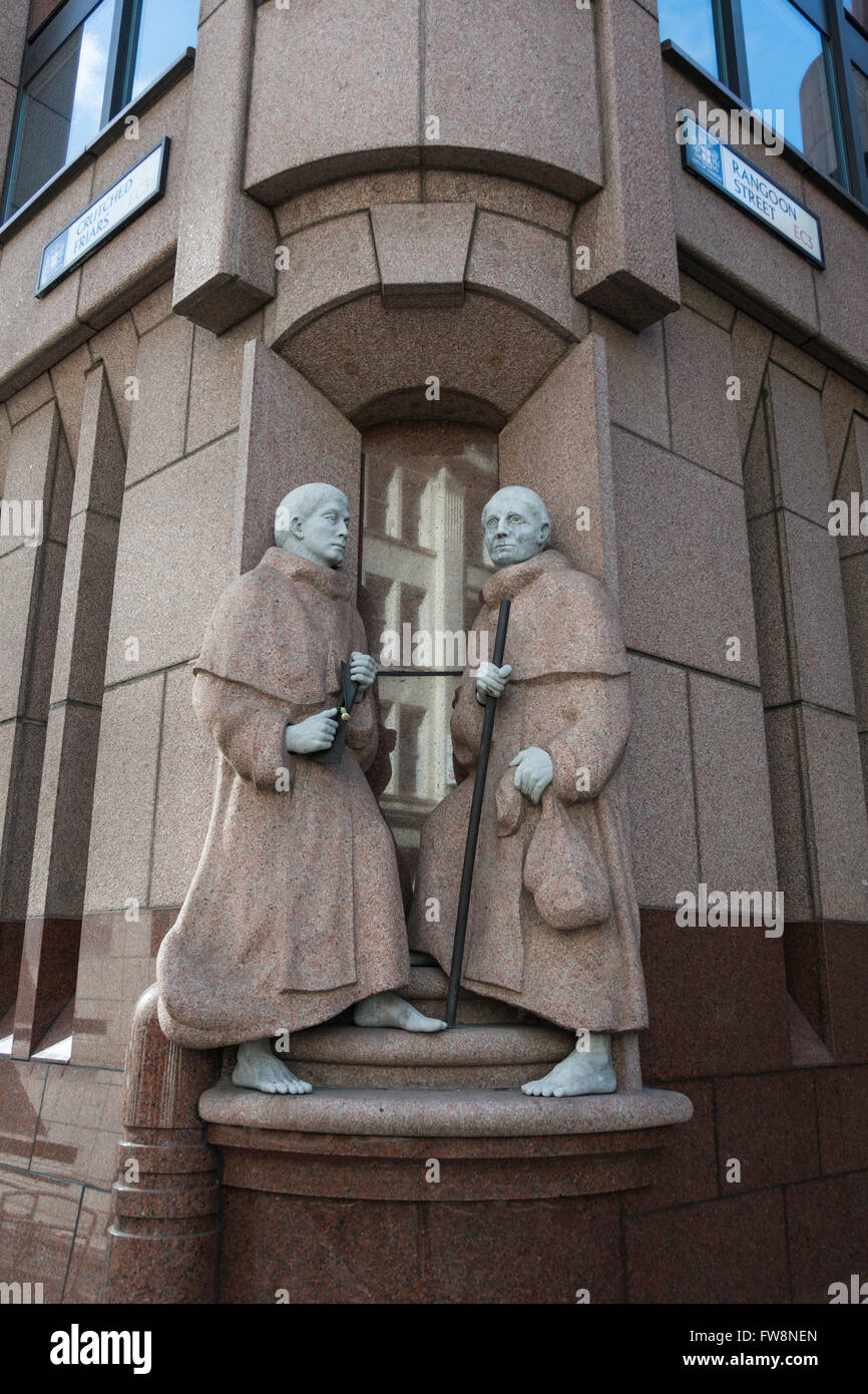 Statuen von den Crutched Mönchen in Rangun Street in der City of London. Stockfoto