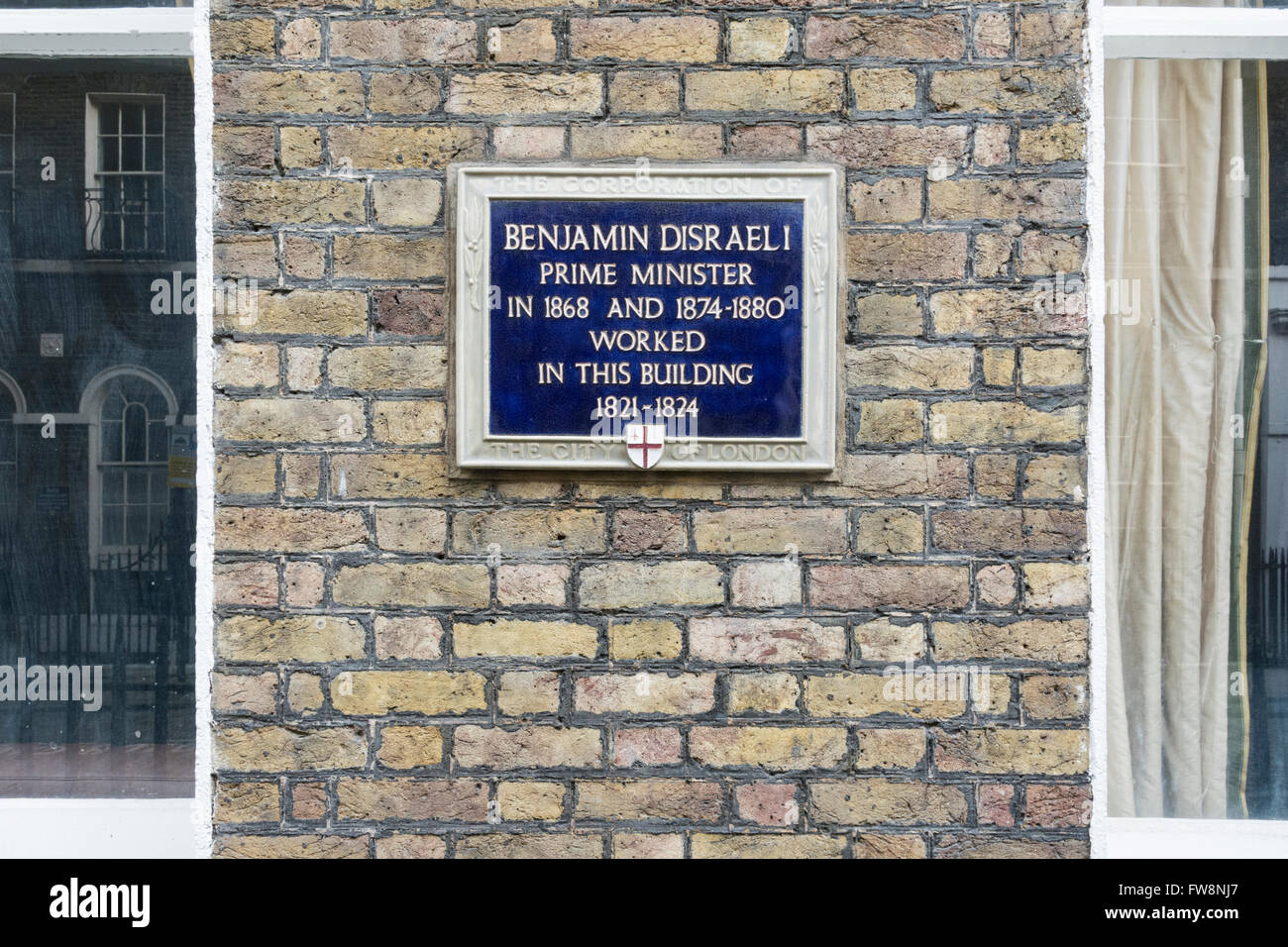 Blaue Plakette markiert einen ehemaligen Arbeitsplatz von Premierminister Benjamin Disraeli, 6 Friedrichs-Platz, alte Judentum, EC2, London, UK. Stockfoto