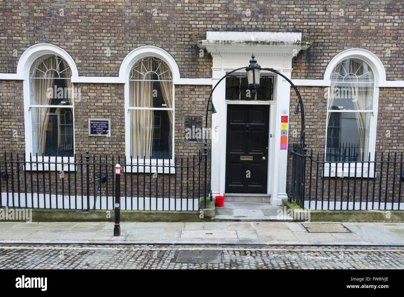 Blaue Plakette markiert einen ehemaligen Arbeitsplatz von Premierminister Benjamin Disraeli, 6 Friedrichs-Platz, alte Judentum, EC2, London, UK. Stockfoto