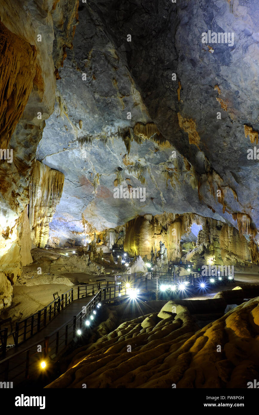 Paradies-Höhle, eine erstaunliche, wunderbare Höhle bei Bo Trach, Quang Binh, Vietnam, unterirdische schöner Ort für Reisen, Erbe Stockfoto