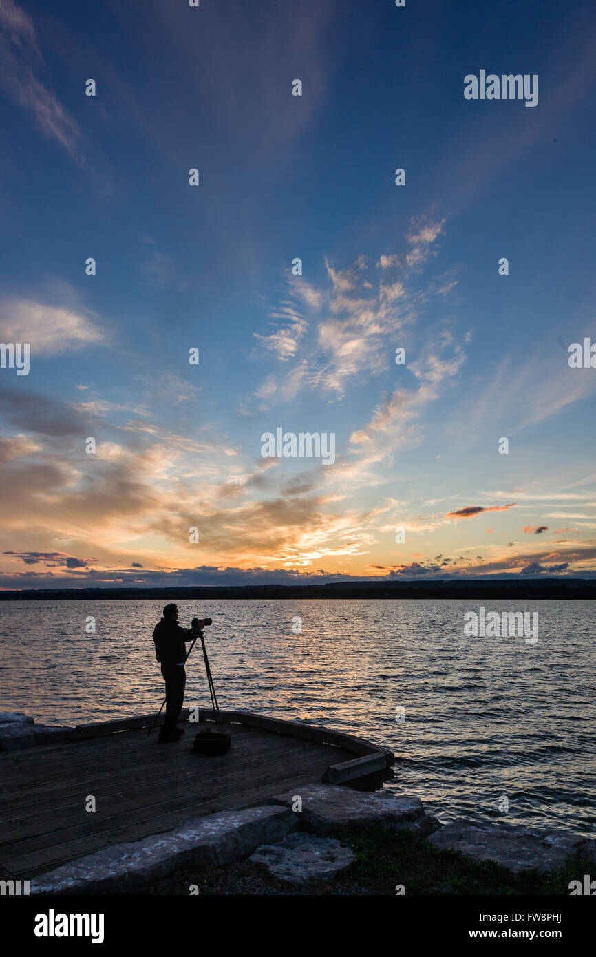 Ein Fotograf Fotografieren bei Sonnenuntergang am Burlington Bay, Ontario. Stockfoto