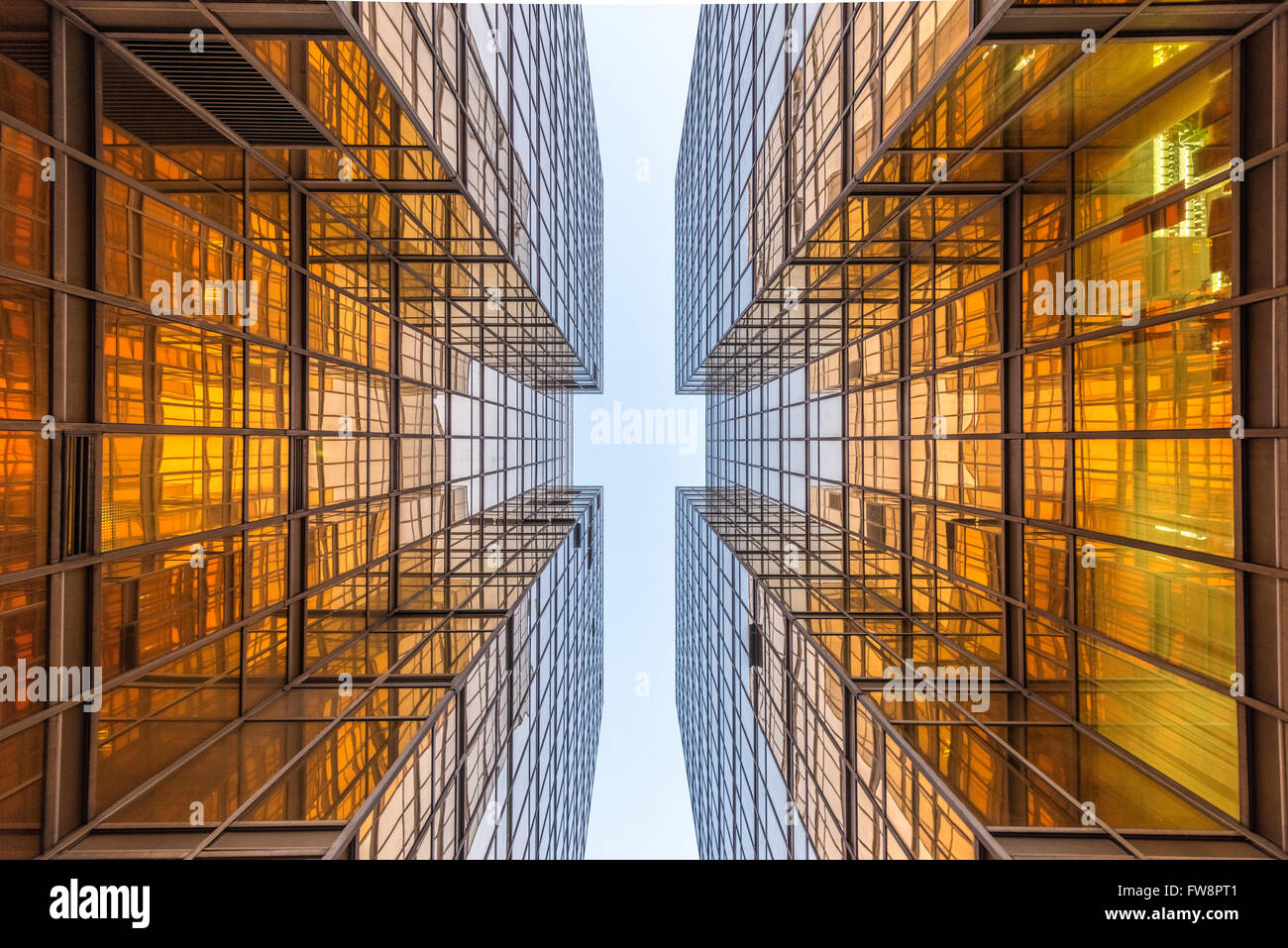 Goldene Bürogebäude in Hong Kong, dazwischen nachschlagen Stockfoto