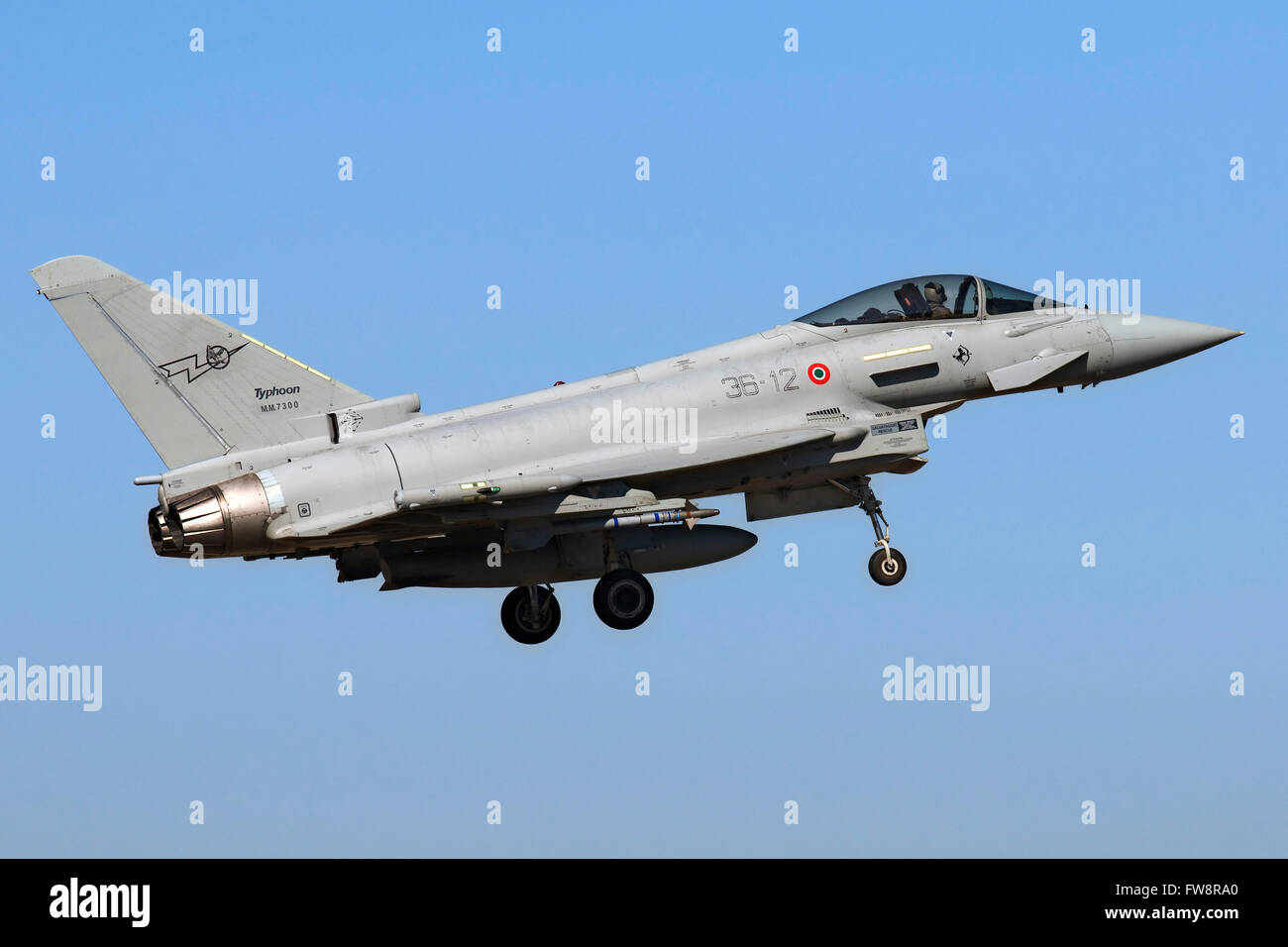 Eine italienische Luftwaffe Eurofighter EF 2000 Typhoon bereitet für die Landung auf Decimomannu Luftwaffenstützpunkt in Sardinien, Italien. Stockfoto