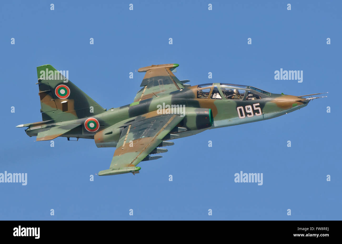 Eine bulgarische Luftwaffe Su-25 im Flug über Bulgarien. Stockfoto