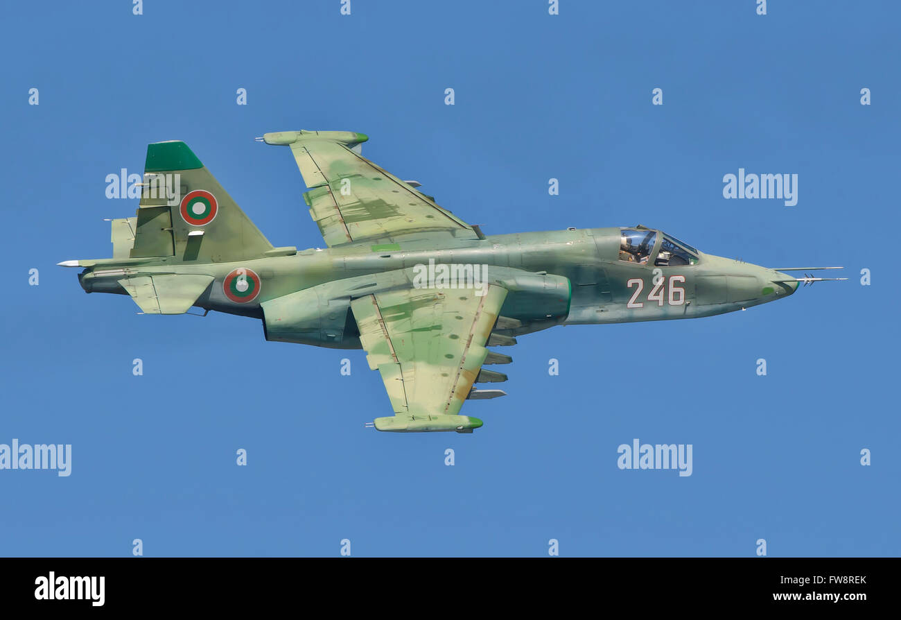 Eine bulgarische Luftwaffe Su-25 im Flug über Bulgarien. Stockfoto