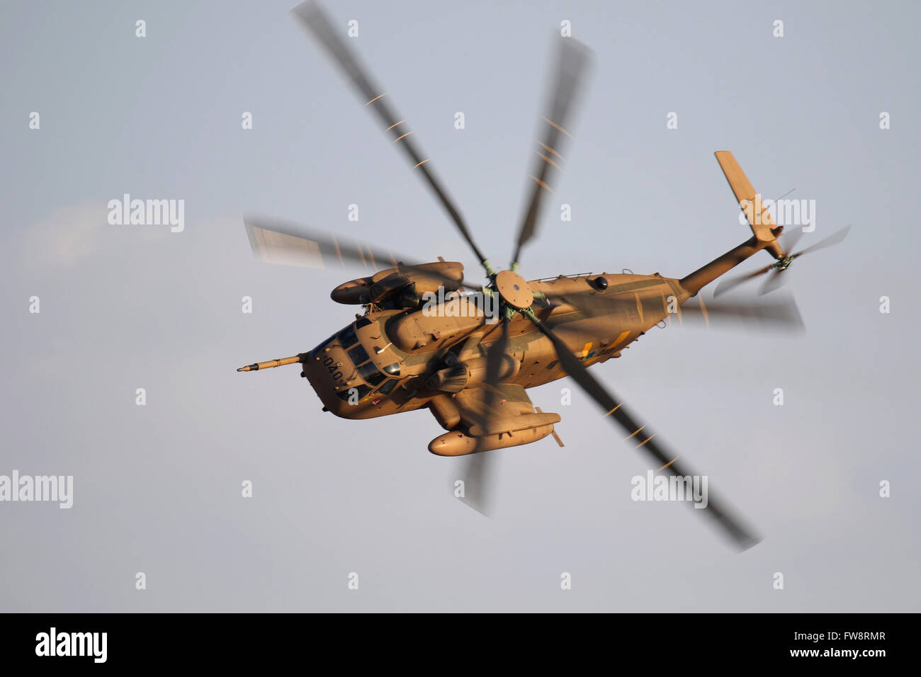 Ein israelische Luftwaffe CH-53 Yasur Hubschrauber macht eine enge Kurve während des Fluges über Israel. Stockfoto