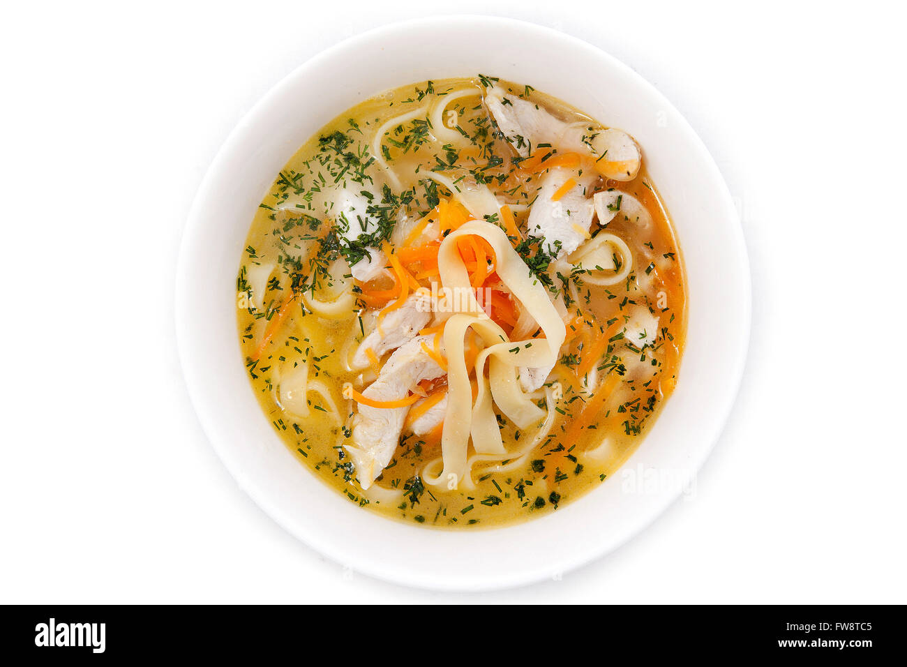 Suppe: Huhn mit Nudeln, Karotten, Fenchel Brühe, Ansicht von oben isoliert auf weißem Hintergrund Stockfoto