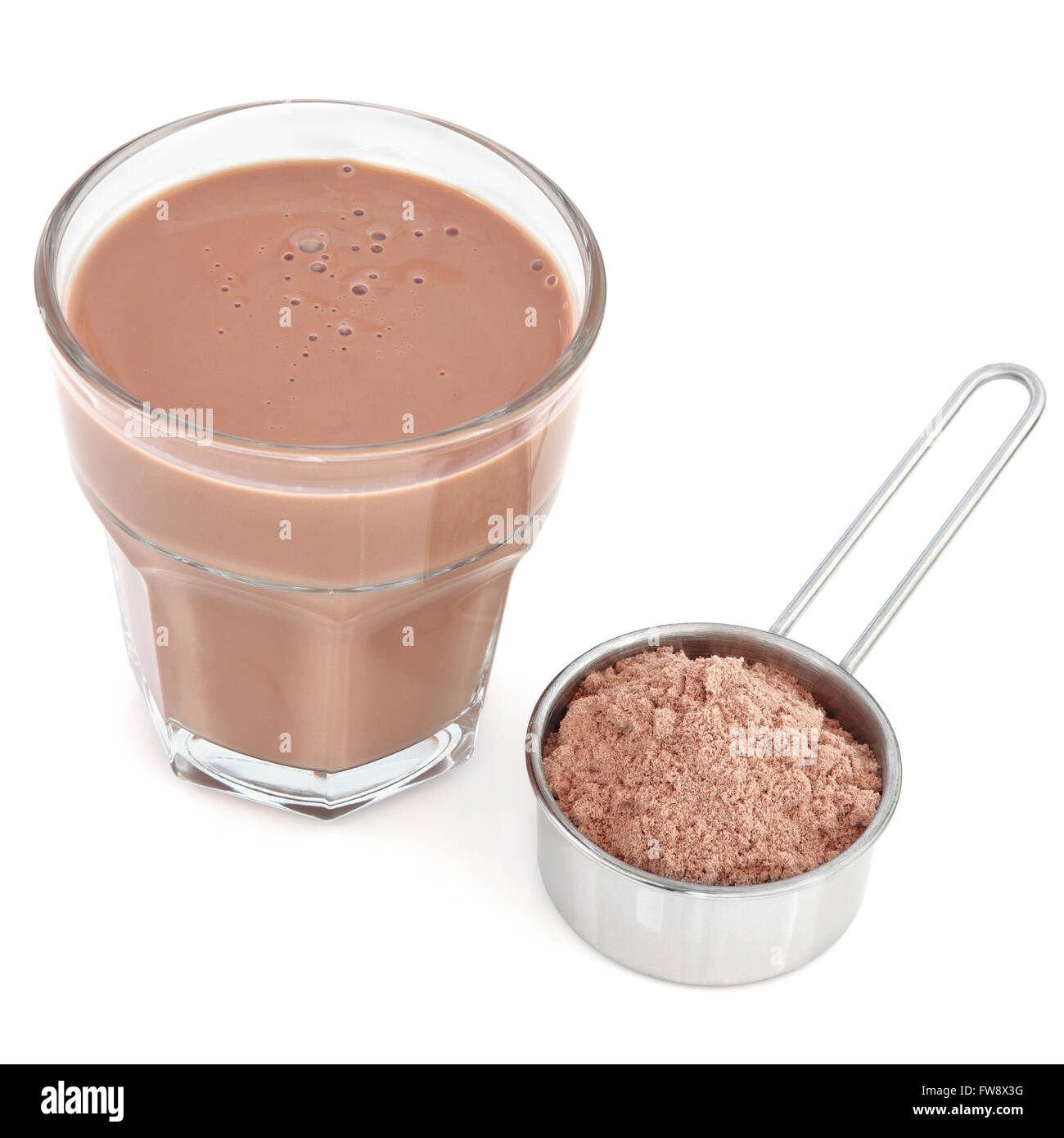 Schokolade Molke Protein Drink mit Pulver in ein Metall Kugel auf weißem Hintergrund zu messen. Stockfoto
