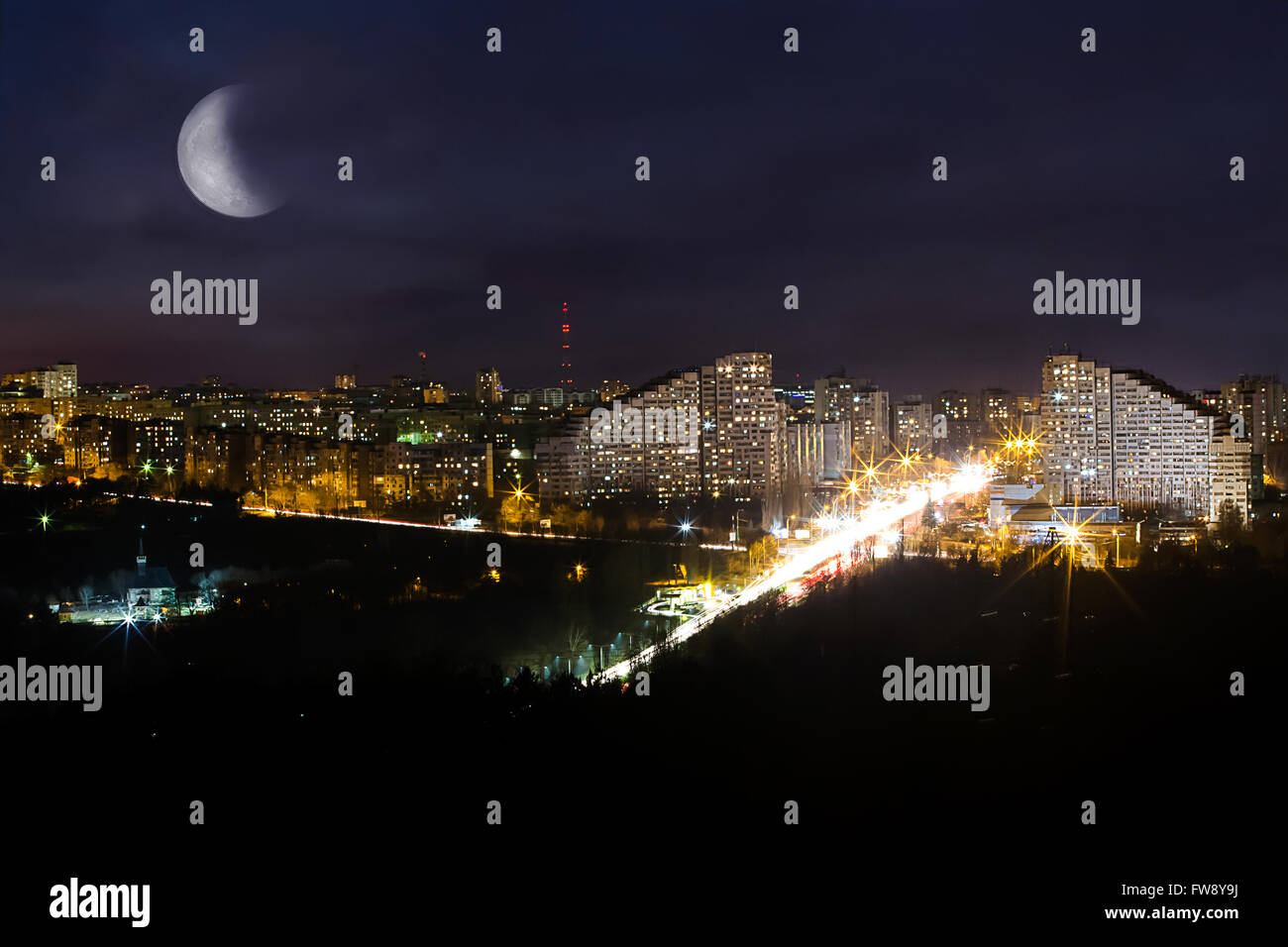 nächtliche Stadt Chisinau, Botanica, Stadttore, die funkelnden Lichter der Stadt in der Nacht, der Mond und die Spuren der Autolichter Stockfoto