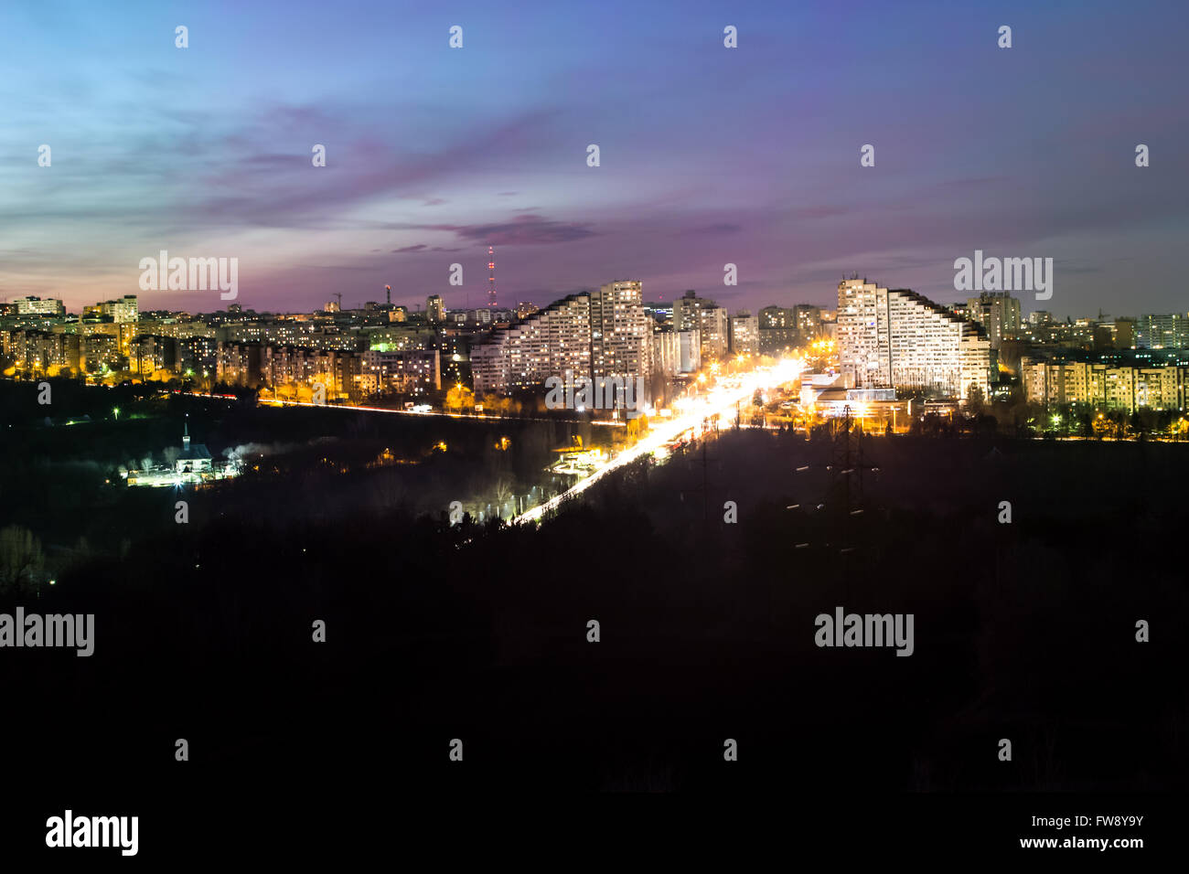 Bild der nächtlichen Stadt Chisinau, Botanica, Stadttore, die funkelnden Lichter der Stadt in der Nacht, die Spuren der Autolichter Stockfoto