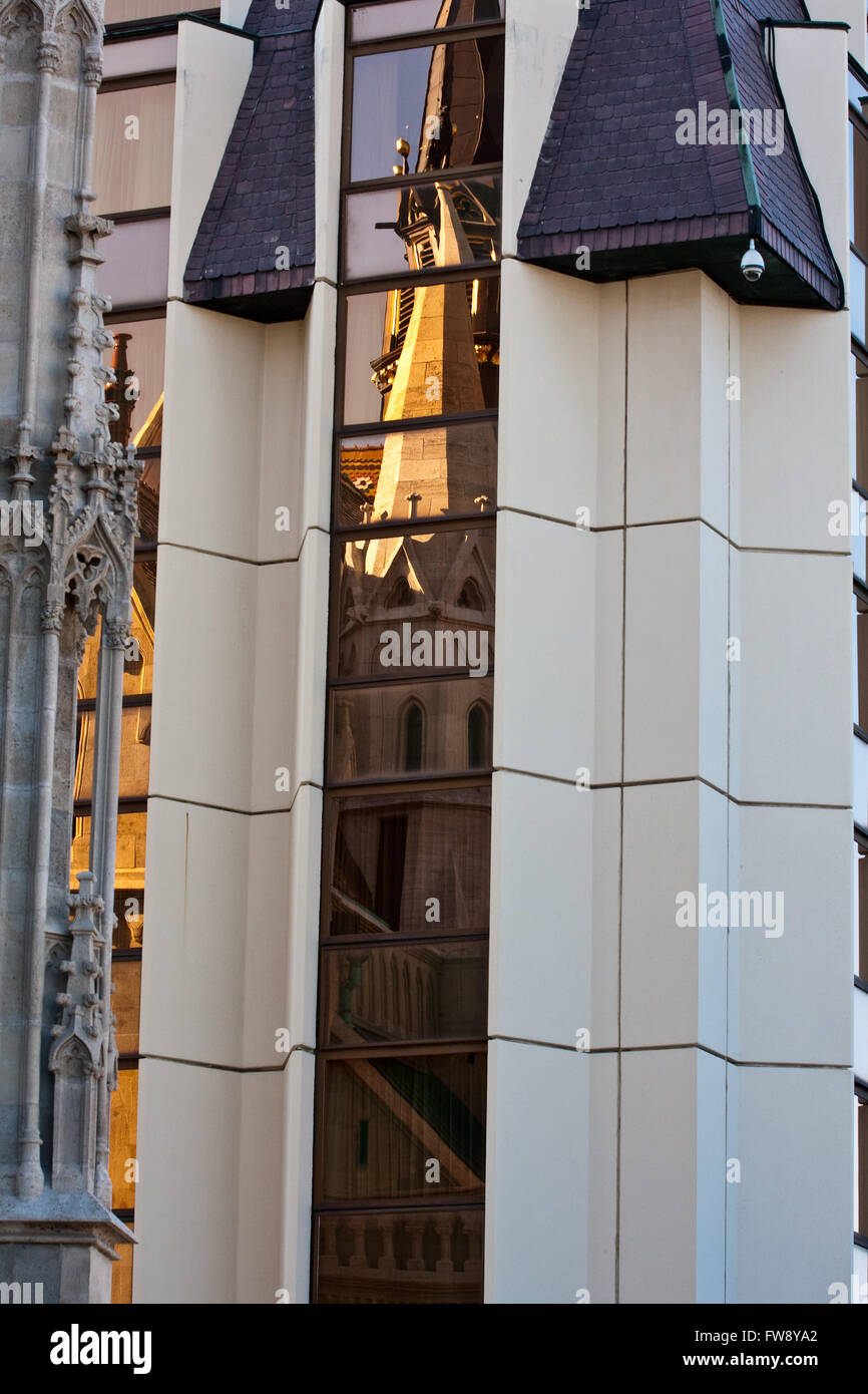 Reflexion der Bastion in Budapest im Fenster Stockfoto